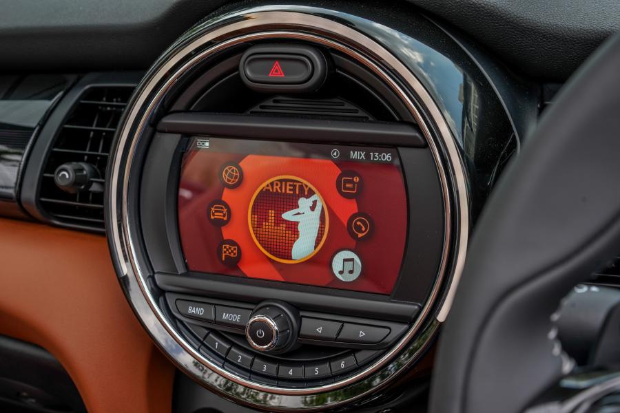Панель приборов Mini Cooper S Cabrio (F57) 2018 года  (MY) (фото 9 из 20)